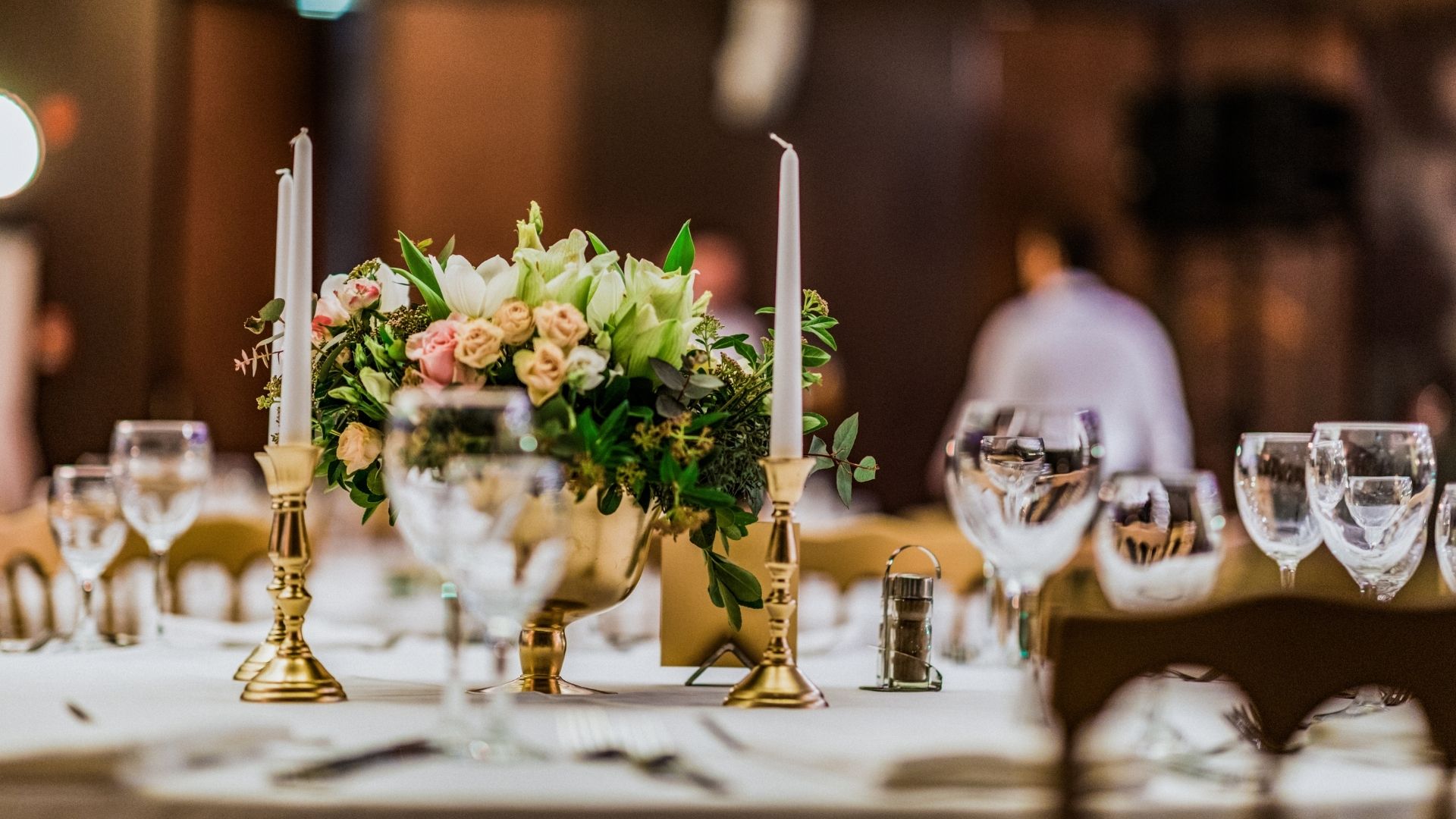 La cura dei dettagli: stoviglie e tovagliato ben puliti per un matrimonio perfetto.