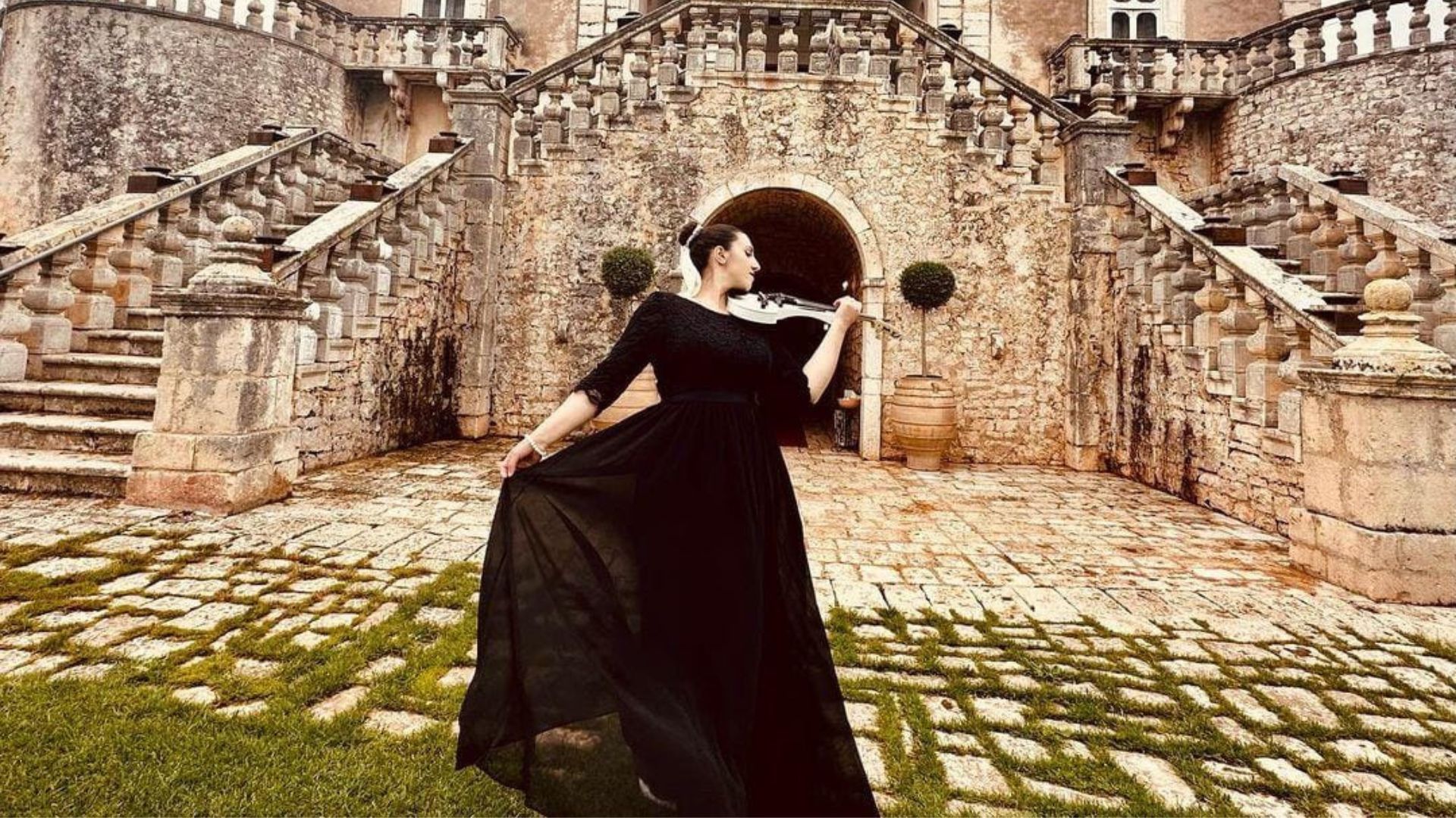 La Sfida dell'Eleganza e dell'Originalità contro l'intrattenimento da Villaggio Turistico.
